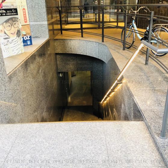 プラスタリアビルの地下1階直接入口