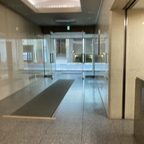 日本ビルディング２号館のオフィスビル背面出入口