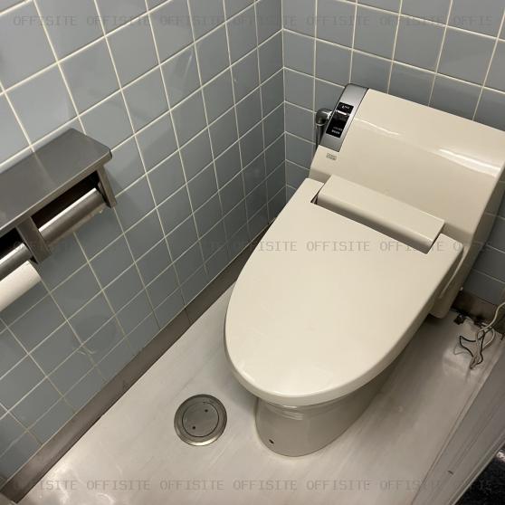 小川ビルの基準階貸室内　男子トイレ【10階写真】