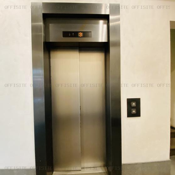 壱番館ビルのエレベーター