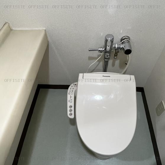 京橋イーサスビルの4階貸室　男子トイレ