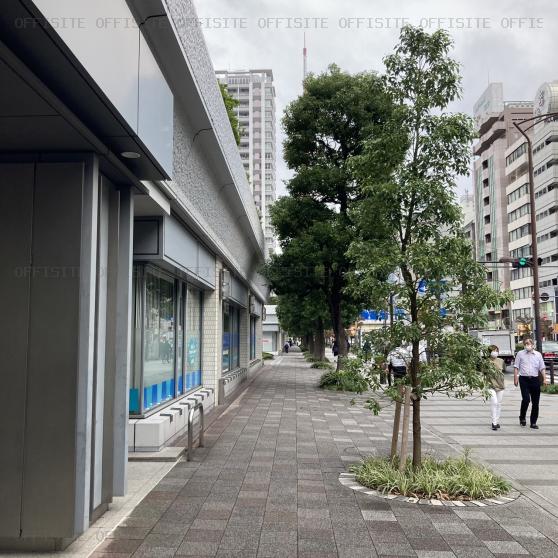 三田国際ビルの前面歩道