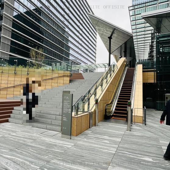 横浜シンフォステージウエストタワーのオフィスビル出入口