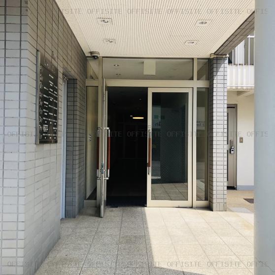 関内川島ビルのオフィスビル出入口