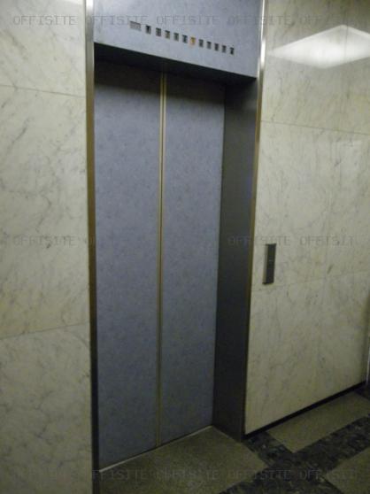 コニシビルのエレベーター