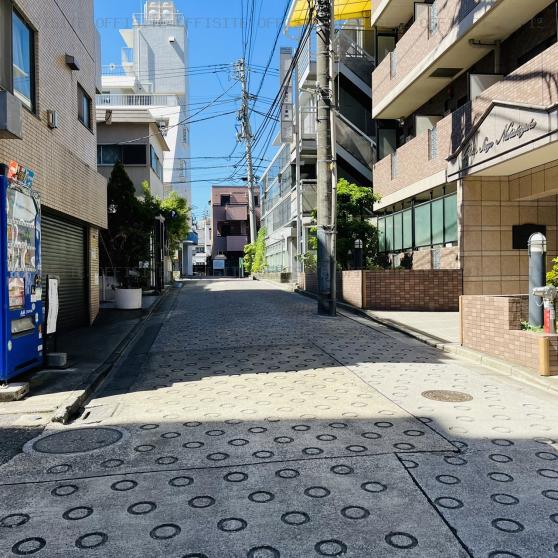 西新宿ＭＫビルの前面道路