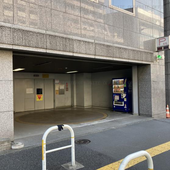 ラ・ベルティ新宿の駐車場
