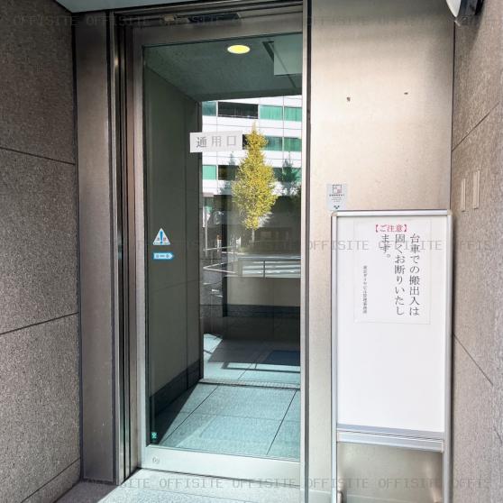 東京ダイヤビル１号館のオフィスビル通用口