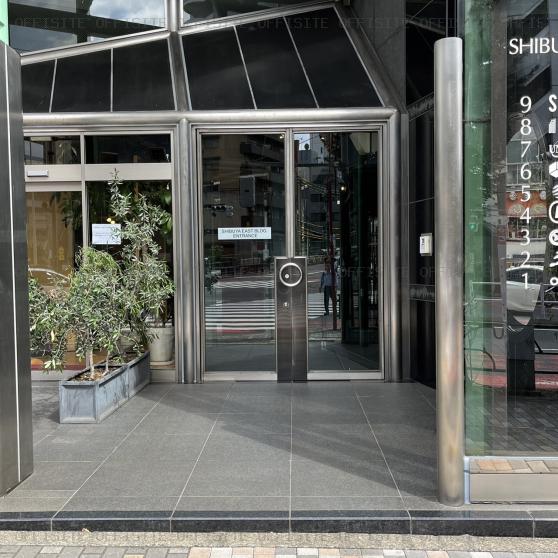 渋谷イースト（ＳＨＩＢＵＹＡ ＥＡＳＴ）ビルのオフィスビル出入口