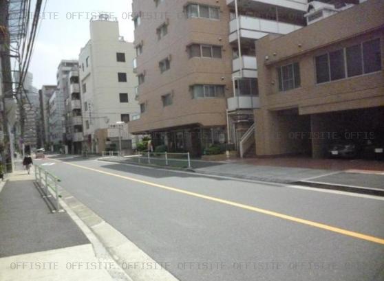 カーサ三田のビル前面道路