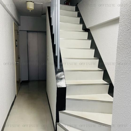 鈴武ビルのエントランスと内階段