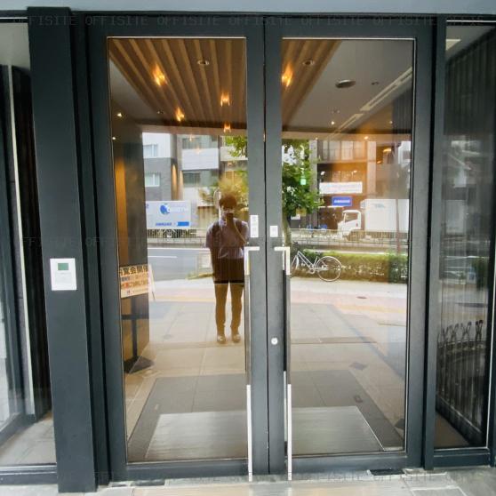 ＴＯＷＥＲ ＦＲＯＮＴ 神谷町のオフィスビル出入口