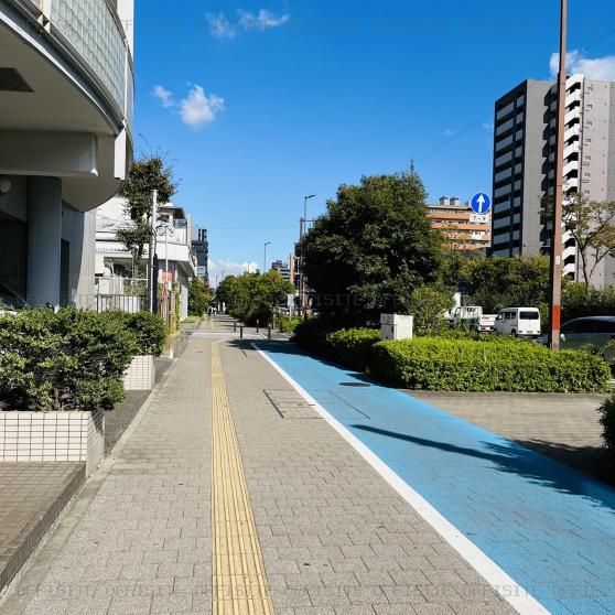 Ｔ’ｓ ｅｃｏ川崎の前面歩道