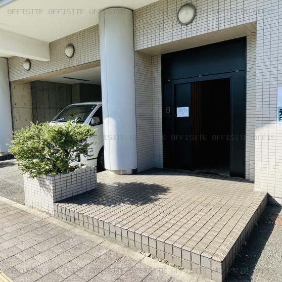 Ｔ’ｓ ｅｃｏ川崎のオフィスビル出入口