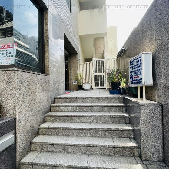 第六川田ビルのオフィスビル出入口へのアプローチ