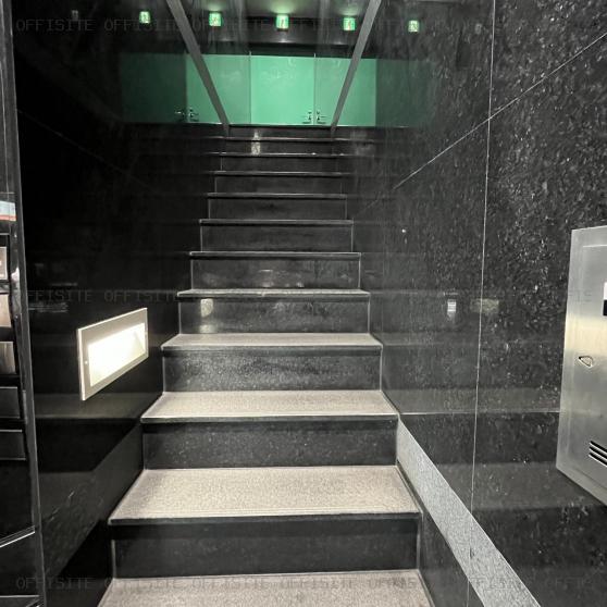 渋谷イースト（ＳＨＩＢＵＹＡ ＥＡＳＴ）ビルの階段