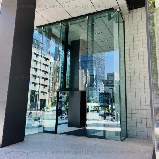 ミュージアムタワー京橋のオフィスビル出入口