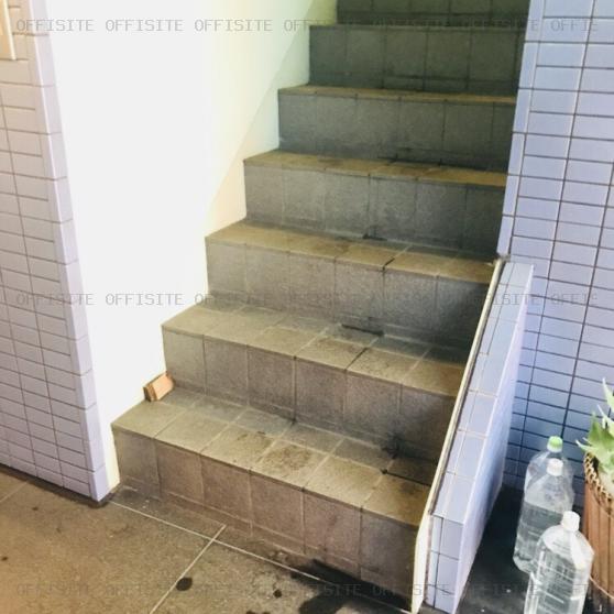 秋元ビルの階段