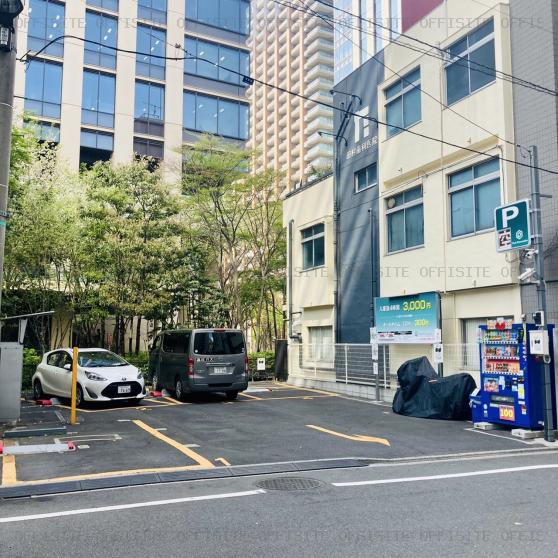 錦町ＴＲＡＤ ＳＱＵＡＲＥの建物右手側にコインパーキング