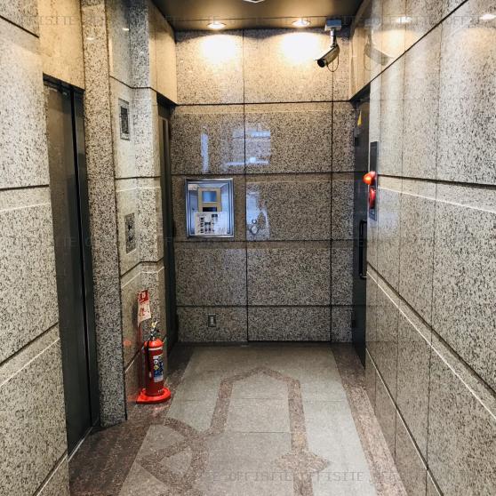 ゑり円ビルのエレベーターホール