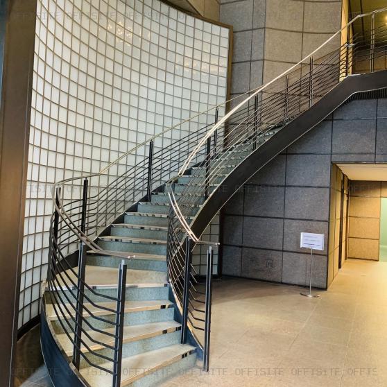 麹町鶴屋八幡ビルのオフィスビル内階段