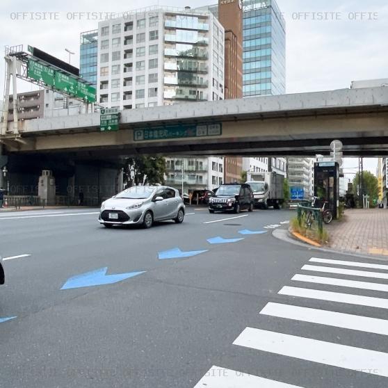 平和不動産日本橋ビルの全面は永代通り沿い