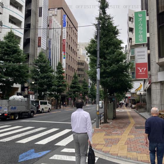 ＦＯＲＥＣＡＳＴ西新宿のビル前面道路