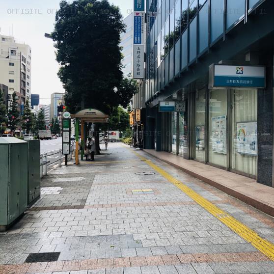 上野広小路会館の前面歩道