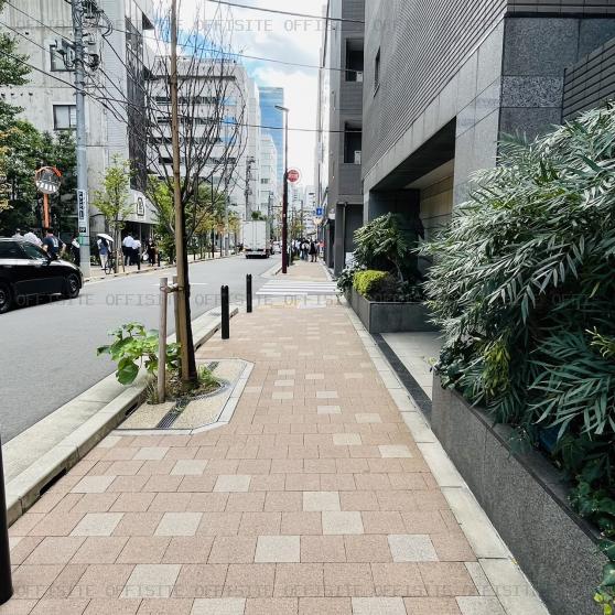 Ｄ‘ｓ ＶＡＲＩＥ神田錦町の前面歩道