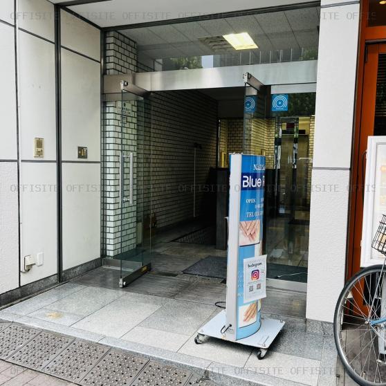 須賀ビルのオフィスビル出入口
