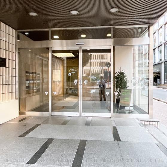 ランディック日本橋ビルのオフィスビル出入口