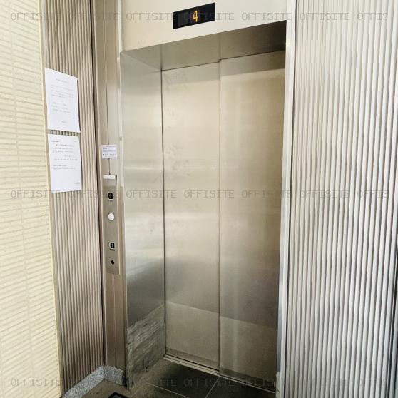 茂商ビルのエレベーター