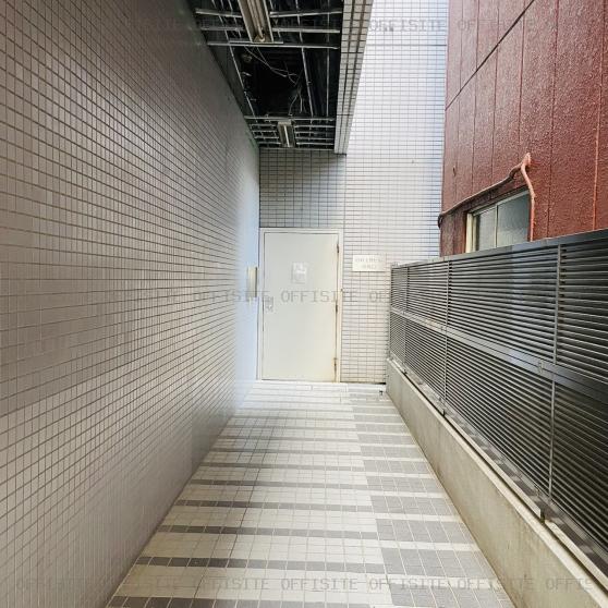 日新上野ビルの通用口へのアプローチ