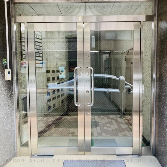 伊田ビルのオフィスビル出入口