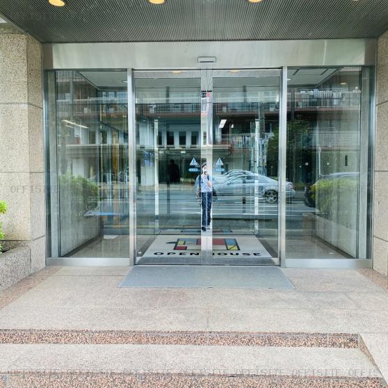 アーバンセンター立川ビルのオフィスビル出入口