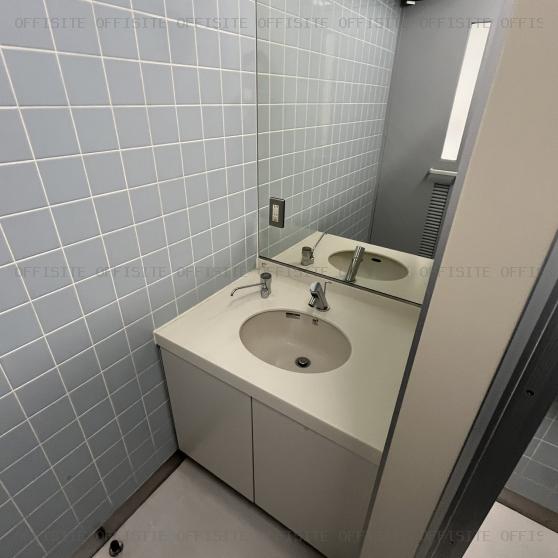 小川ビルの基準階貸室内　男子トイレ【10階写真】