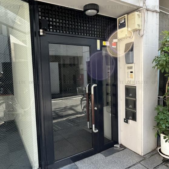 ドルチェ新宿ビルのオフィスビル出入口