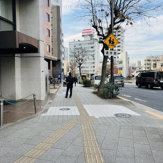 万代三田ビルの前面歩道