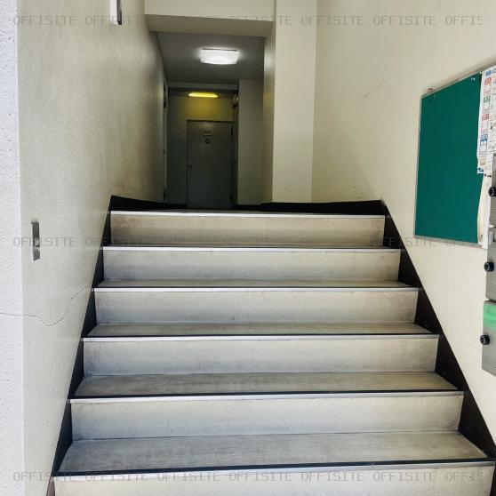 協電ビルのエントランスへの階段