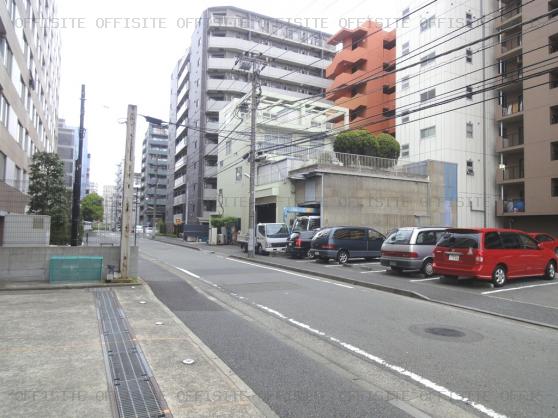 新横浜ツルガビルのビル前面道路