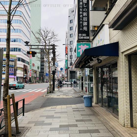 藤和新宿コープのビル前面道路