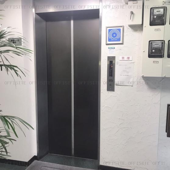 石塚商事ビルのエレベーター