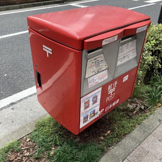 新横浜ＵＵビルのビル前の郵便ポスト