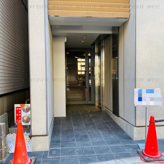メティス笹塚ビルのオフィスビル出入口
