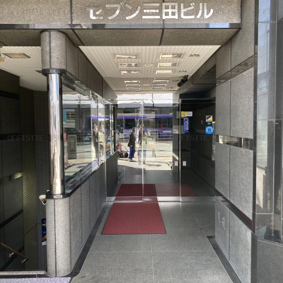 セブン三田ビルのオフィスビル出入口