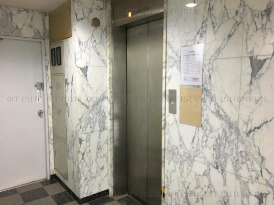 柳北（にゅうほく）ビルのエレベーター