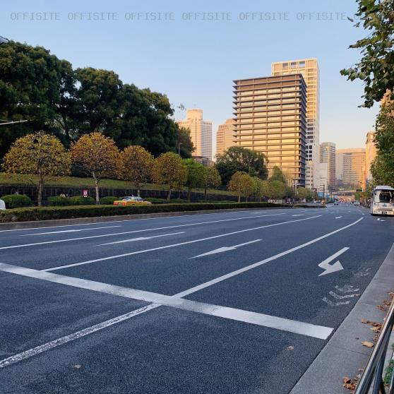 赤坂ガーデンシティのビル前面道路