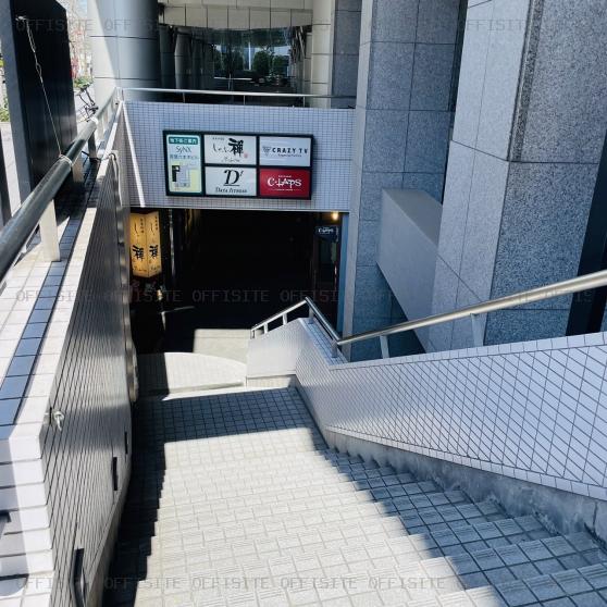 青葉六本木ビルのB1Fへの階段
