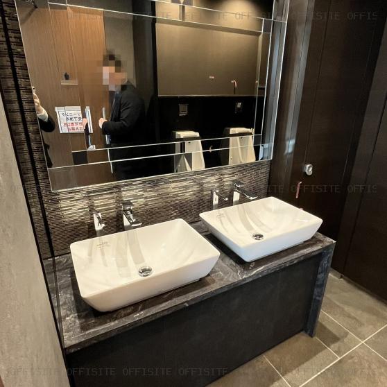 テイケイ新宿ビルヂングの7階貸室内（基準階）男子トイレ洗面