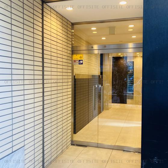 千代田西井ビルのオフィスビル出入口